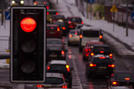 Khi dừng đèn đỏ nên về N hay P? Cách lái xe khi dừng đèn đỏ